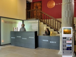 T&oacute;tem Expositor en Oficina de Turismo 